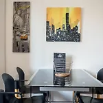Travel Homes - The Eastside, Parking And Downtown