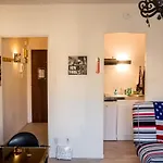 Travel Homes - The Eastside, Parking And Downtown