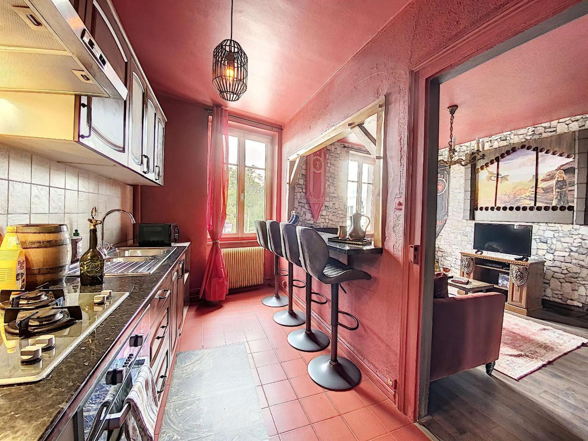 Appartement Logement Unique Inspiré De Game Of Thrones Au Coeur De *