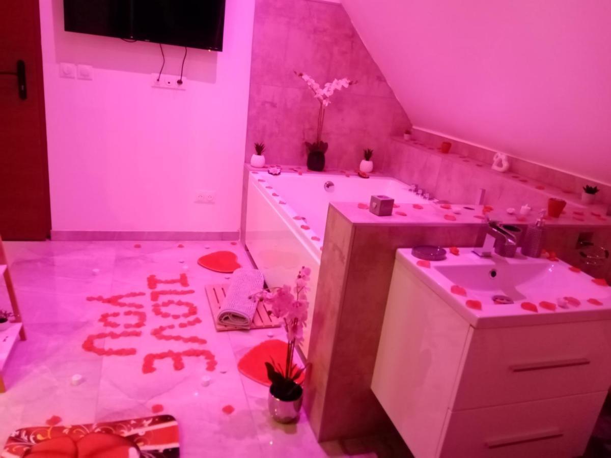 Jacuzzi Au Centre Apartment *