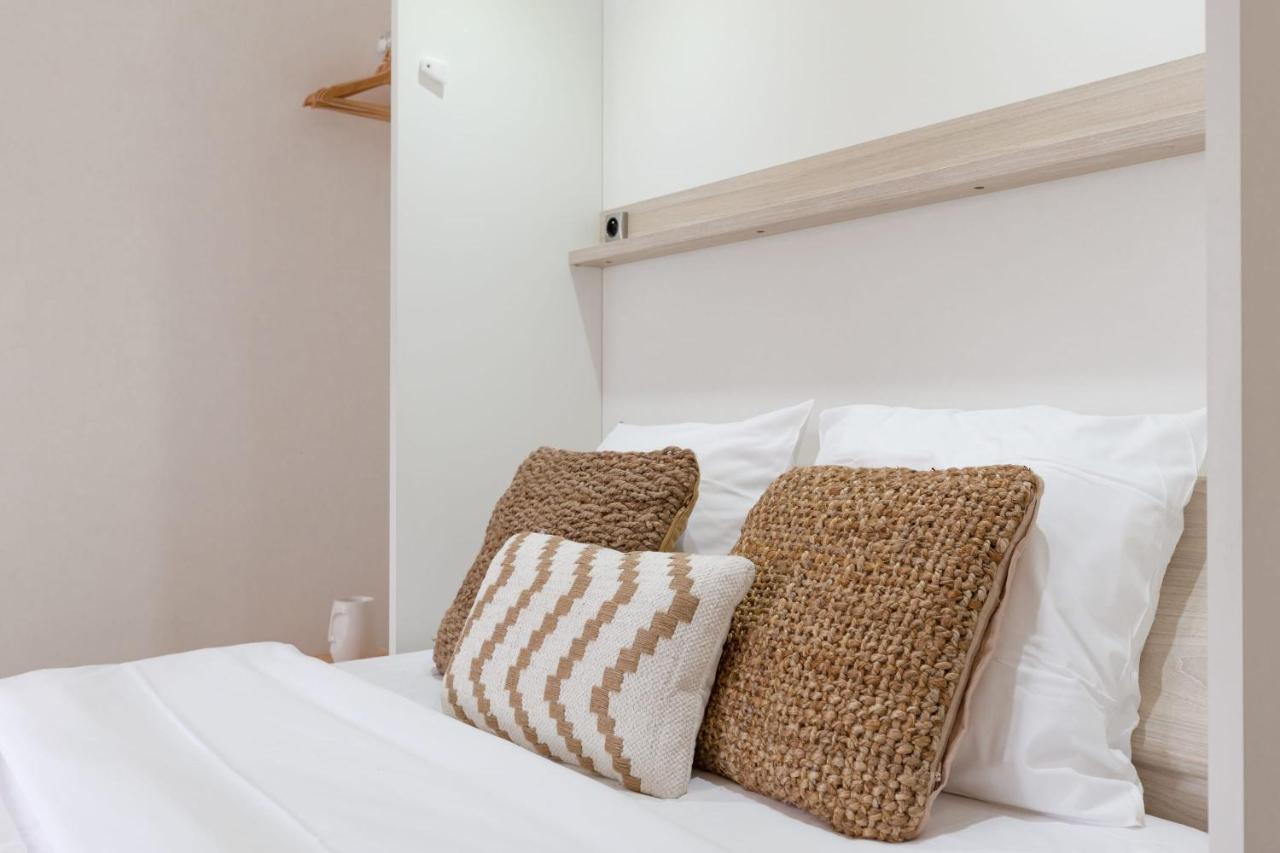 Travel Homes - Grand Rue, Petite Venise - Compact & Cosy - Lit Mural *