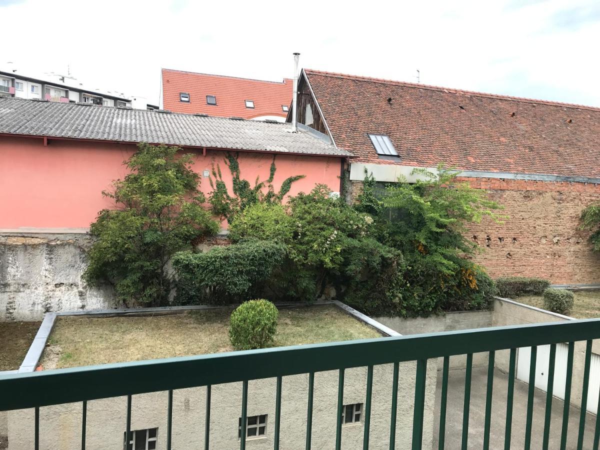 L'œil De *