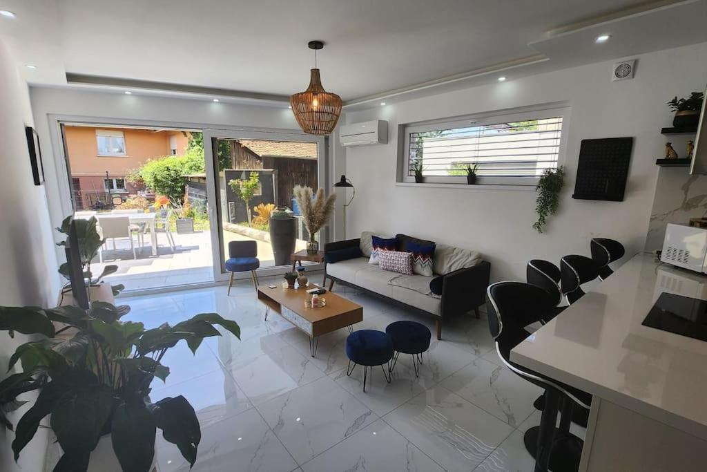 Prestige Neuf Avec Et Ecran De Cinema En Rez De Jardin