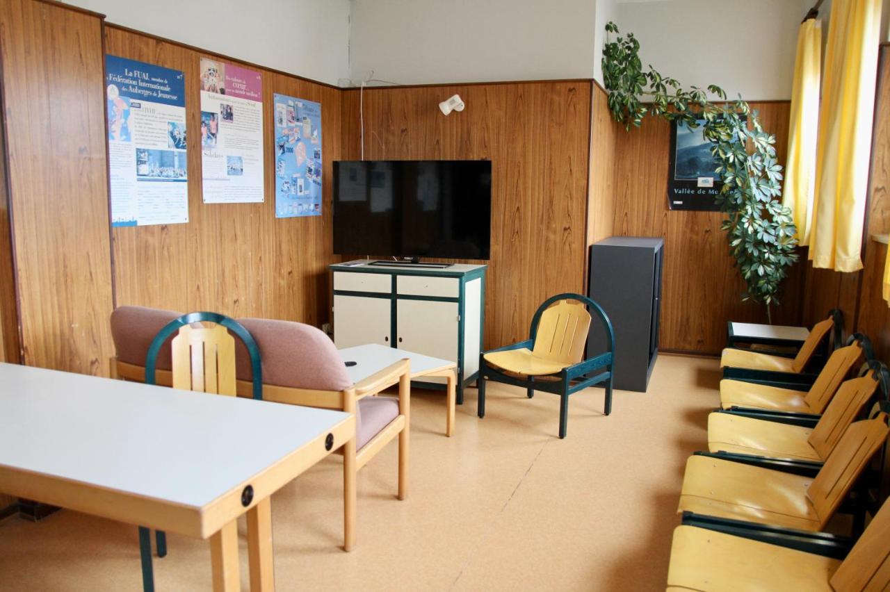 Auberge De Jeunesse Hostel *