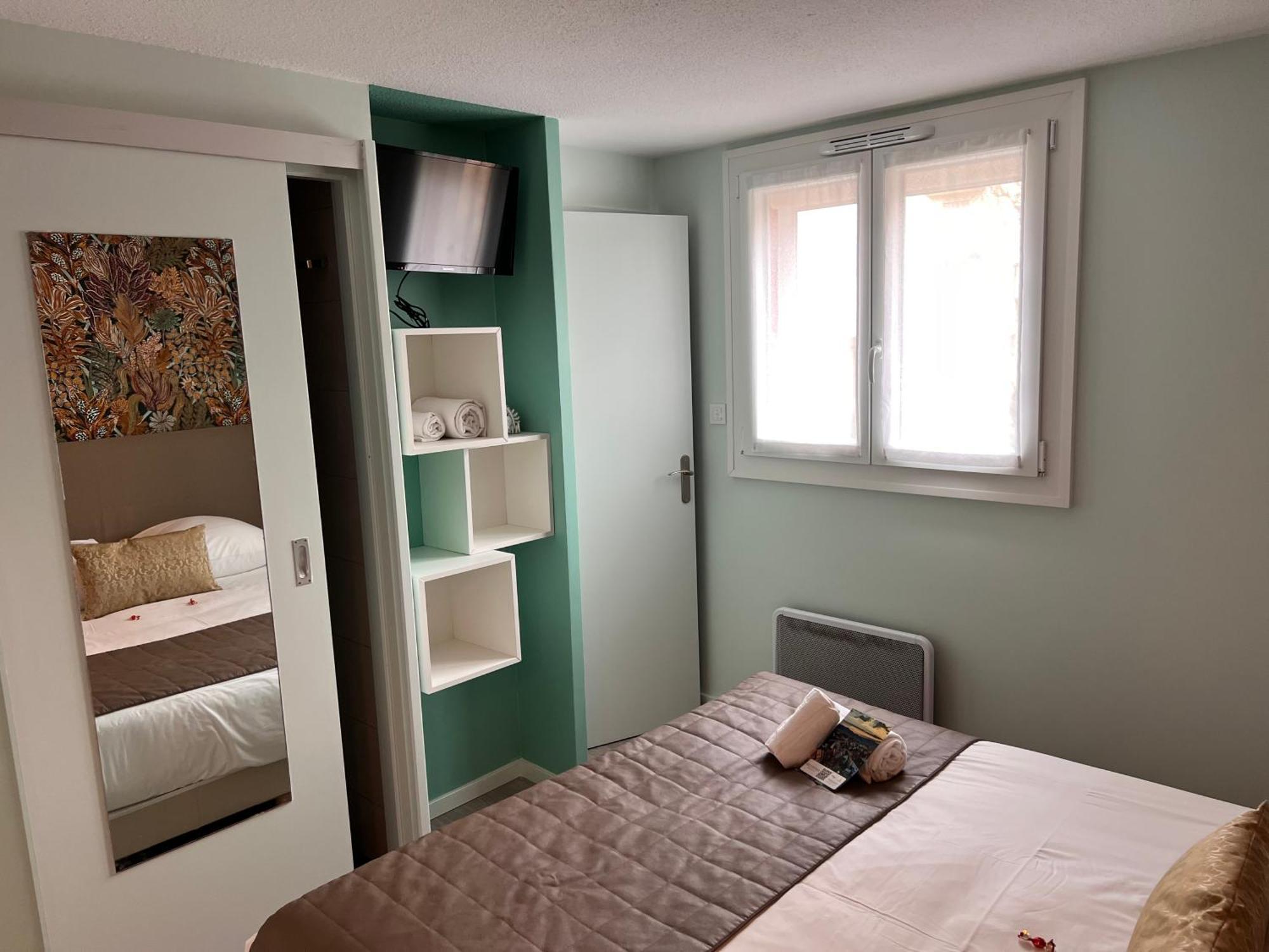 Arc-en-ciel Contact Hotel
