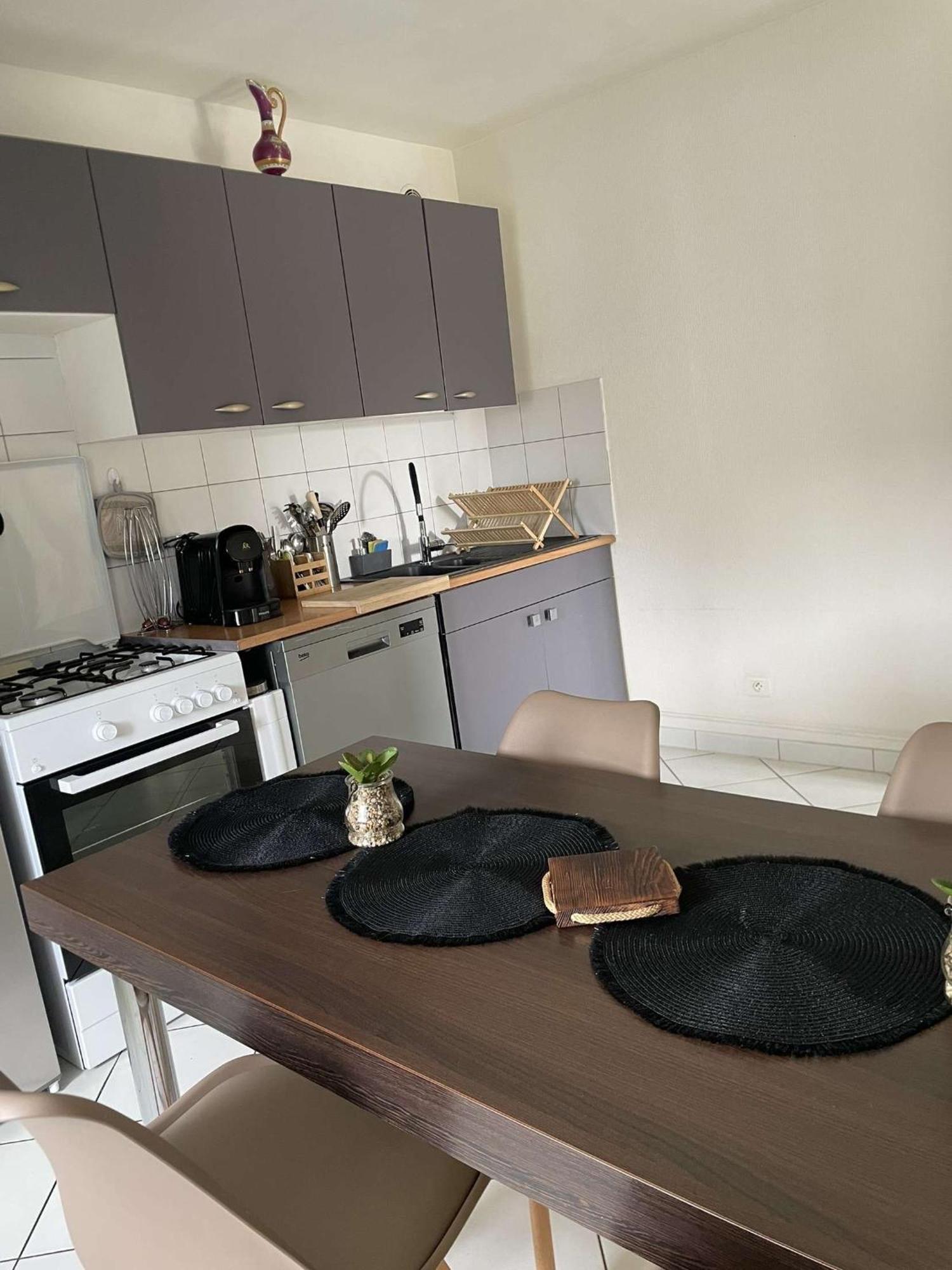 Joli Avec Place De Parking Prive Appartement *